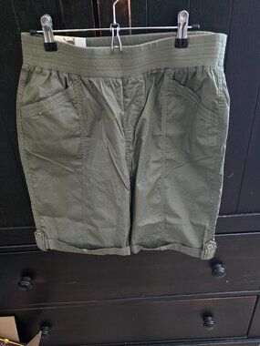 NWT Briggs Bermuda shorts for women  Small